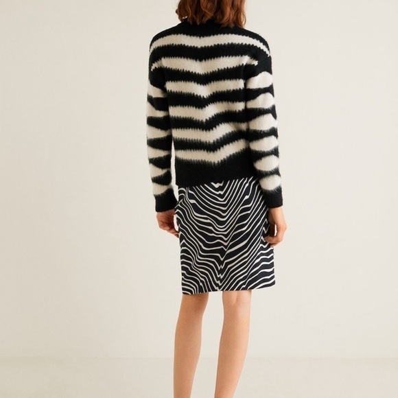 MANGO ZEBRA TEXTURED SWEATER - Sz M Black Ivory Cream Stripe - Picture 3 of 9